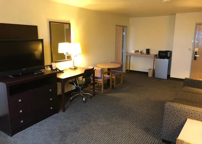 Super 8 By Wyndham Woodburn