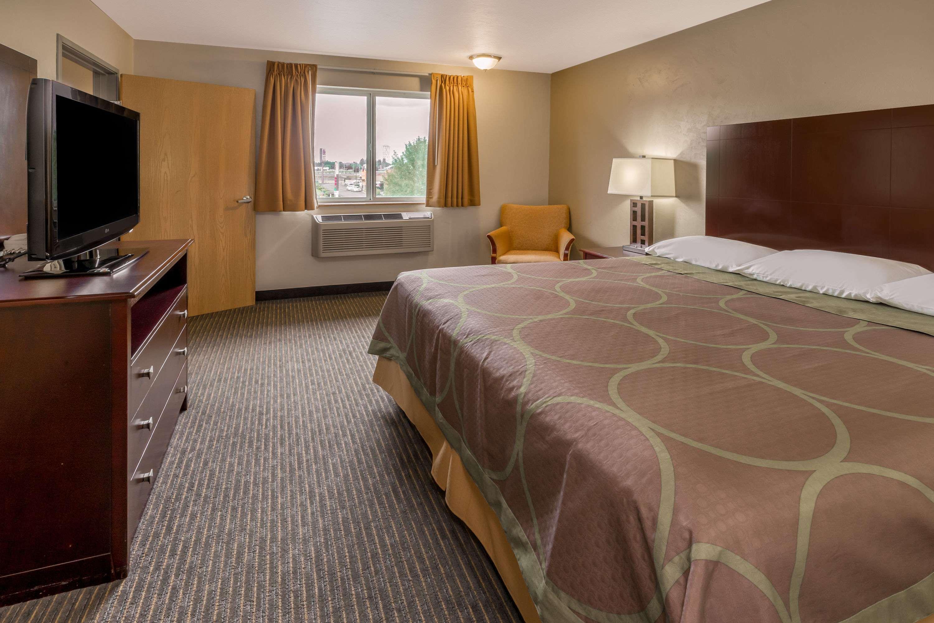 Super 8 By Wyndham Woodburn