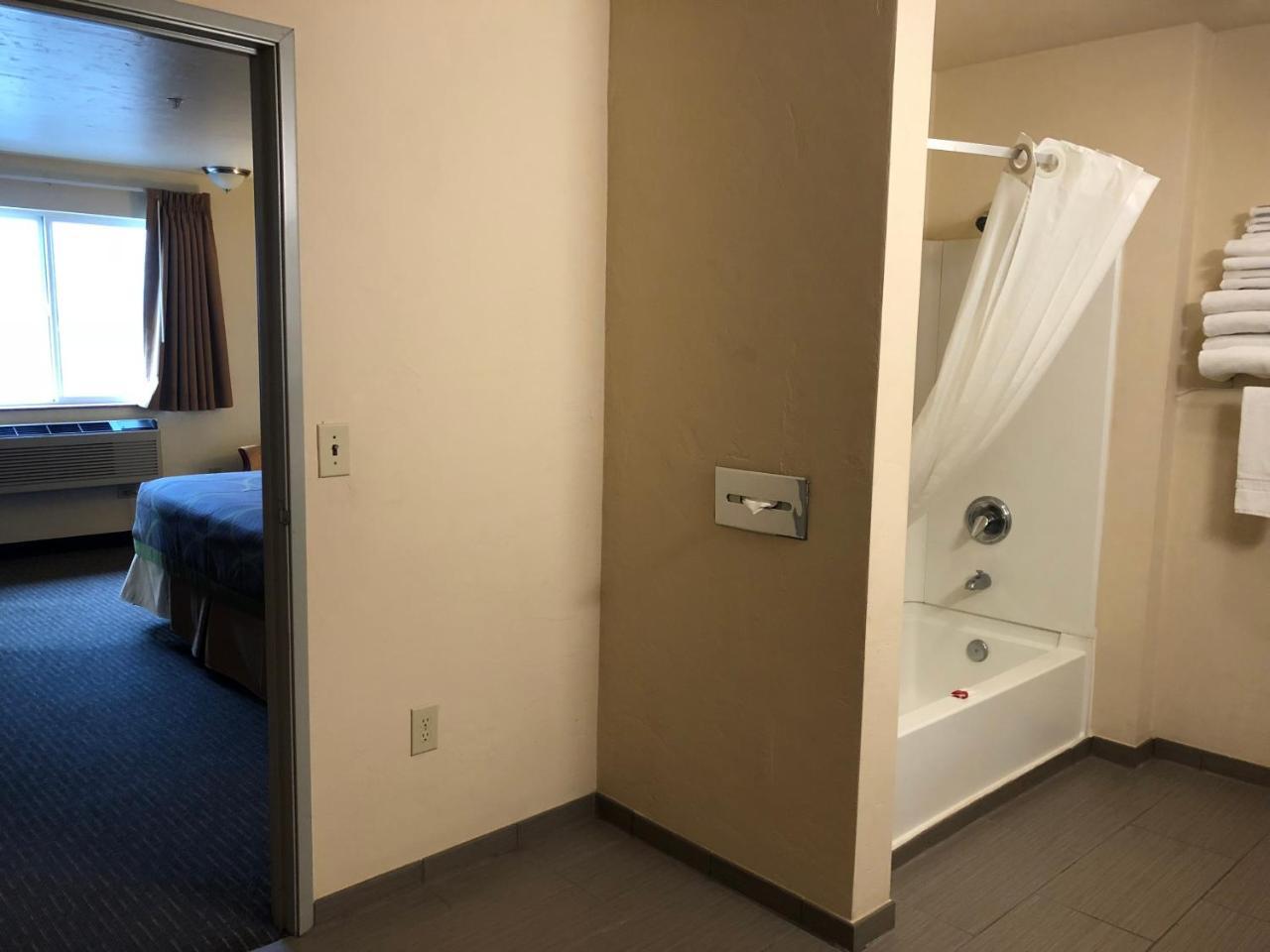 Super 8 By Wyndham Woodburn